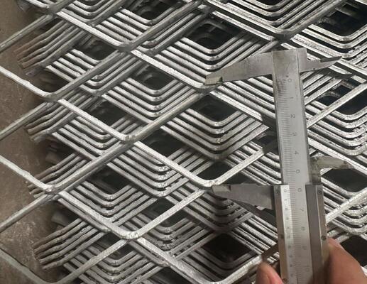 Diamond Hole Shape Expanded Metal Mesh 0.5-6.0mm Thickness Flat Surface For Decoration